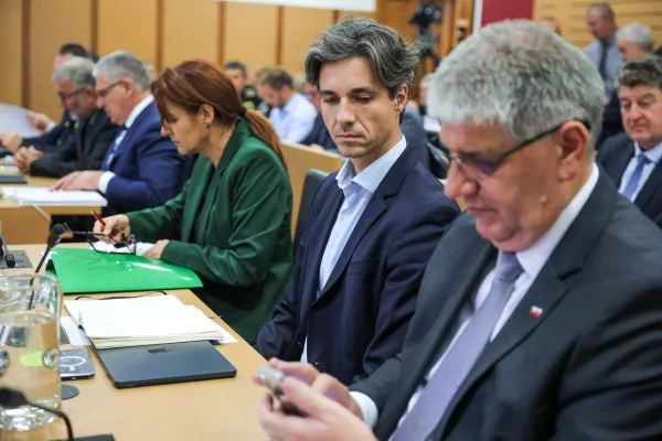 Minister za delo, družino, socialne zadeve in enake možnosti Luka Mesec vztraja, da bi bil njegov odstop neodgovoren.