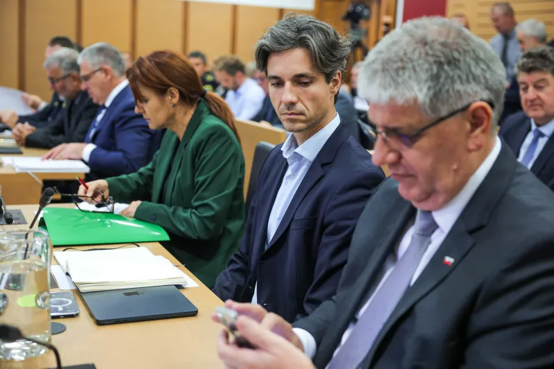 Minister za delo, družino, socialne zadeve in enake možnosti Luka Mesec vztraja, da bi bil njegov odstop neodgovoren.