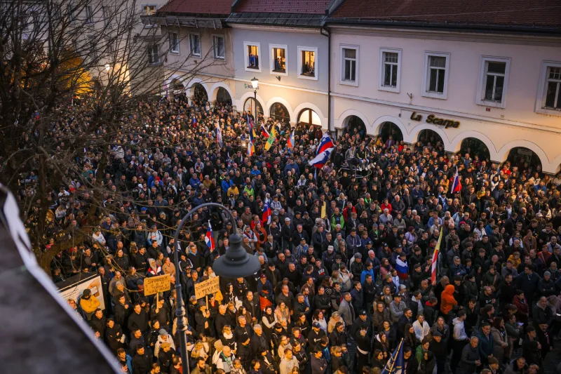 Shod pred občino v podporo prizadevanjem lokalne skupnosti za večjo varnost in sporočilo državi, da so nujne sistemske spremembe.