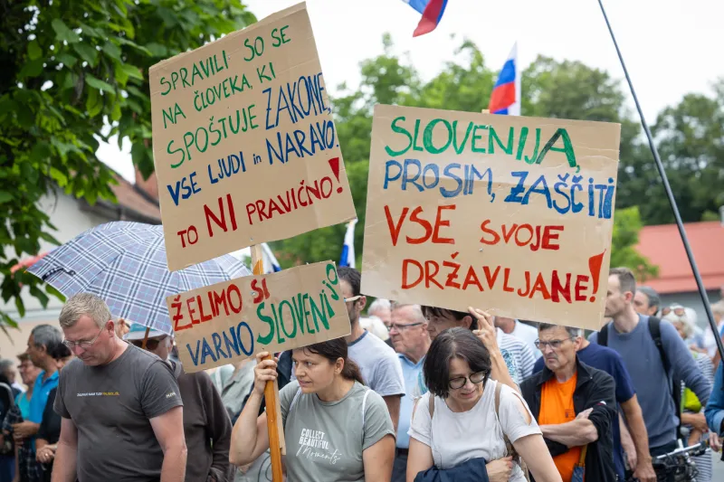 Protestni shod v organizaciji civilne iniciative Zahtevamo varnost!, s katerim so izrazili solidarnost z nedavno pretepenim krajanom Antonom Cemazarjem ter predstavili zahteve krajanov do Mestne obcine Ljubljana, vlade in policije za zagotovitev varnosti pred nekaterimi predstavniki romske skupnosti.