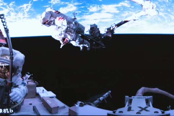 Astronavta Shenzhou-20 Chen Dong in Chen Zhongrui med opravljanjem zunajkrmarske dejavnosti zunaj Pekinskega vesoljskega kontrolnega centra v orbiti. Foto: STA