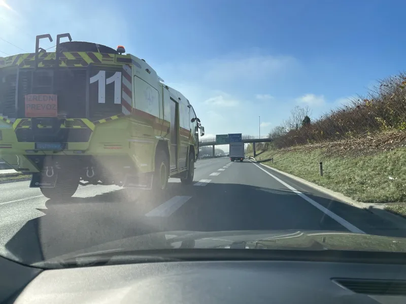 Kako je možno, da se je po slovenskih cestah vozilo izraelsko intervencijsko vozilo? Foto: bralec/info360.si