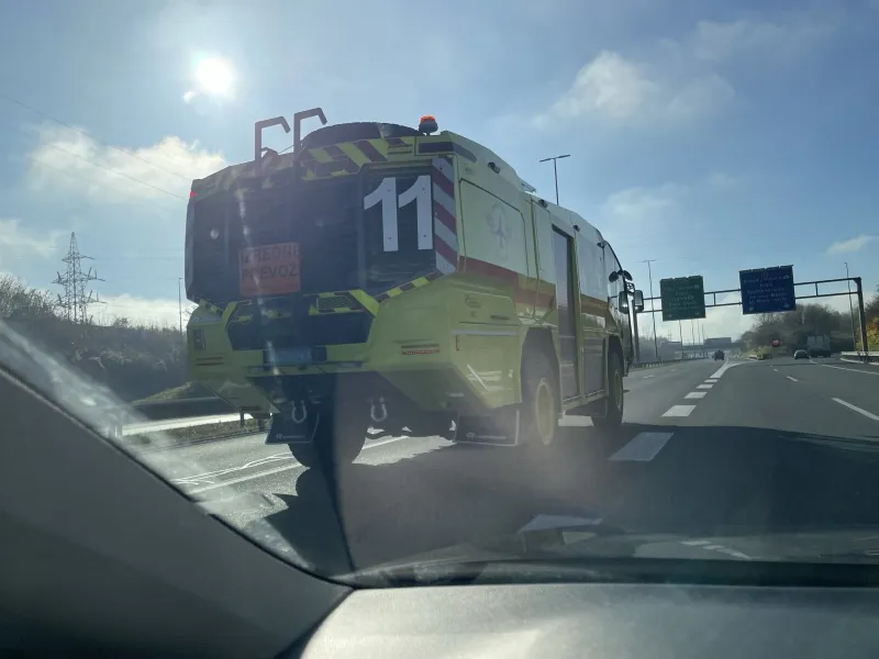 Kako je možno, da se je po slovenskih cestah vozilo izraelsko intervencijsko vozilo? Foto: bralec/info360.si