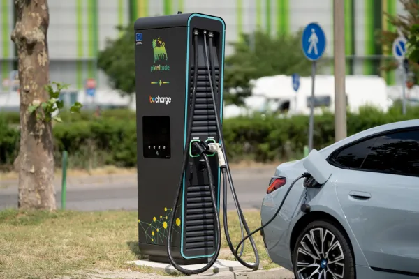 Za nakup enega električnega avtomobila bo mogoče pridobiti do 7.200 evrov nepovratnih sredstev. FOTO: STA