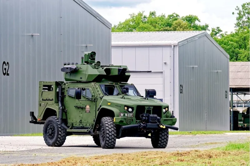 Daljinsko vodena oborožitvena postaja Mangart 25 integrirana na JLTV 4x4.