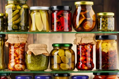 Znane so ugotovitve posebnega nadzora kislih kumaric in druge vložene zelenjave v prometu. Foto: Canva