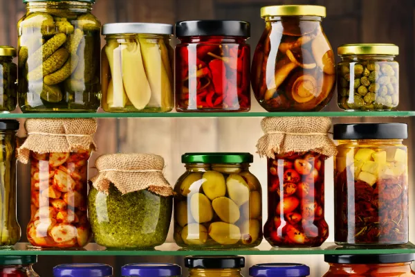 Znane so ugotovitve posebnega nadzora kislih kumaric in druge vložene zelenjave v prometu. Foto: Canva