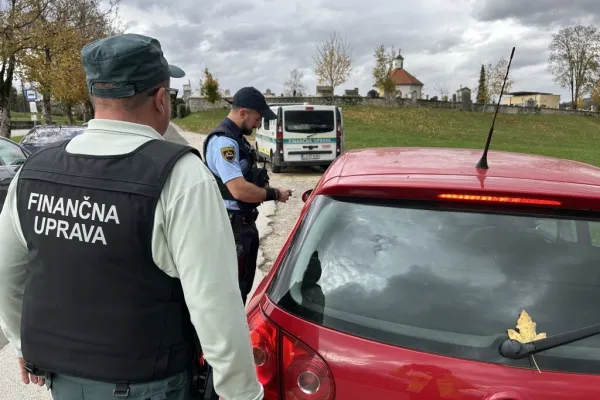 Policisti in uslužbenci Finančne uprave Republike Slovenije (FURS) so izvajali skupno kontrolo na regionalni cesti pri naselju Brezje. Foto: PU Novo mesto/STA