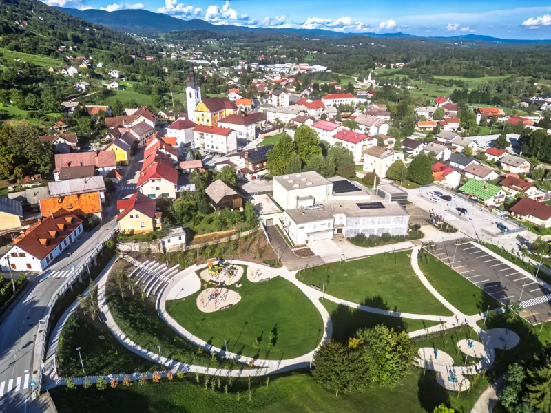 Semic, Semiski park ob Kulturnem centru Semic.Slovesno odprtje Semiskega parka ob Kulturnem centru Semic, ki domacinom in obiskovalcem prinasa sodoben, zelen in vecnamenski prostor za sprostitev, rekreacijo, kulturo in druzenje. Foto: Uros Novina