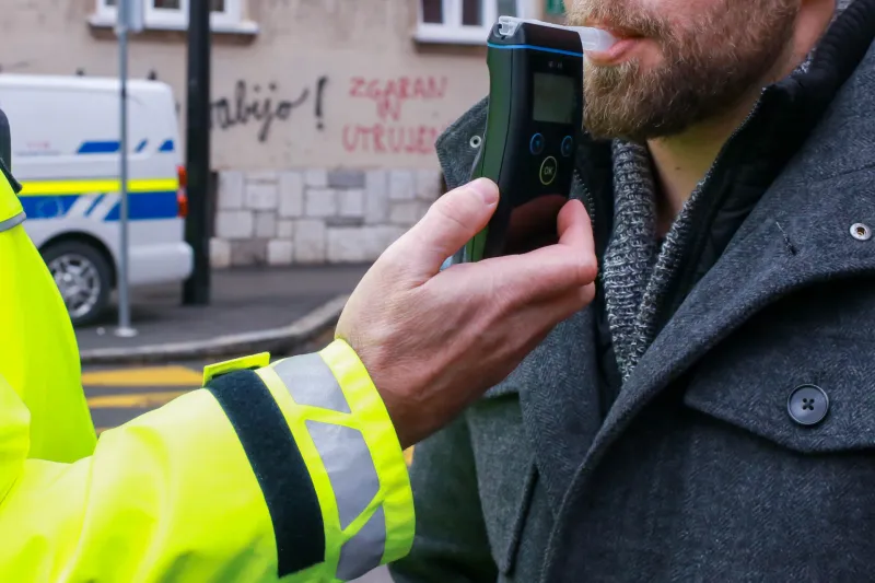 Dokler se državni zbor ne odzove s sprejetjem nove zakonske ureditve, mora policija še naprej uporabljati alkotest kot indikator ugotavljanja alkohola v organizmu udeležencev cestnega prometa. Foto: STA
