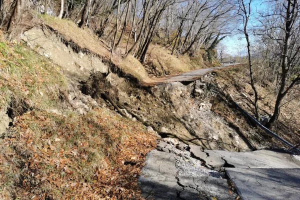 Zemeljski plaz odnesel del občinske ceste Lig-Vrhovlje, ki povezuje občini Kanal ob Soči in Brda. Foto: STA