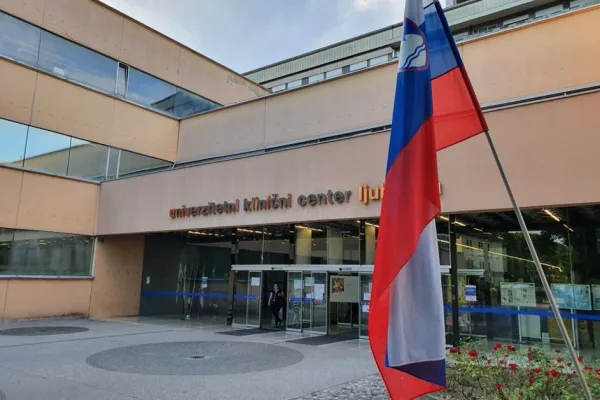 Oproščen očitkov o hujši malomarnosti. Zaradi nezakonite odpovedi bo odpuščeni dobil dobrih 20 tisoč evrov. Foto: UKC Ljubljana