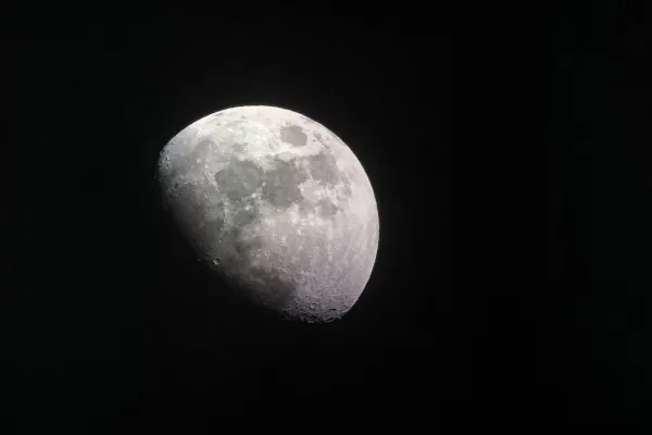 Bo asteroid zadel Luno ali ne? Foto: Canva