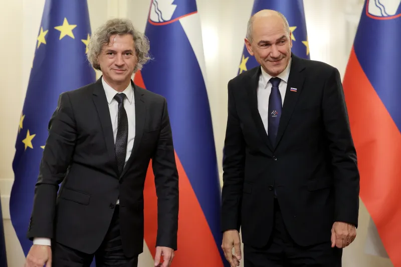 Ljubljana.Primopredaja poslov med nekdanjim predsednikom vlade Janezom Janso in novim predsednikom vlade Robertom Golobom.