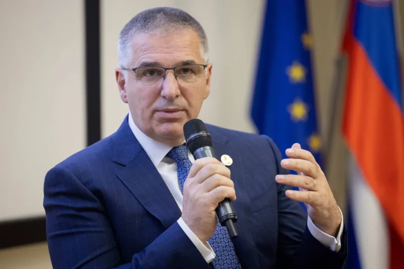 Vsi ukrepi, ki jih bomo predlagali, morajo podpirati srednji razred, ki je trenutno najbolj obremenjen, napovedujejo v krogu Marka Lotriča. Foto: STA