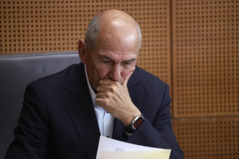 Slovenija, Ljubljana, 10.11.2025 10.november 2025izredna seja Državenga zbora, na kateri bodo obravnavali predlog priporočila vladi v zvezi z ukrepi za preprečitev kriminala na območju jugovzhodne Slovenije in Posavja ter za trajno re&scaron;evanje romske problematike in predlog priporočila v zvezi z zagotavljanjem varnosti in učinkovitosti pravosodnega sistema na območjih z zaostrenimi varnostnimi tveganji v jugovzhodni Sloveniji,politika, portret, Robert Golob, Janez Jan&scaron;a, Bo&scaron;tjan Poklukar,Foto:Borut Živulović/F.A.Bobo