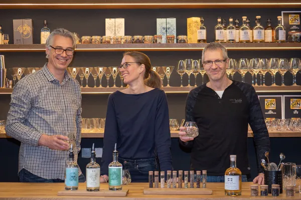 Vsi trije soustanovitelji destilarne Broken Bones (z leve proti desni): Bo&scaron;tjan Maru&scaron;ič, Polona Preskar in Borut Osojnik.Foto: Destilarna Broken Bones