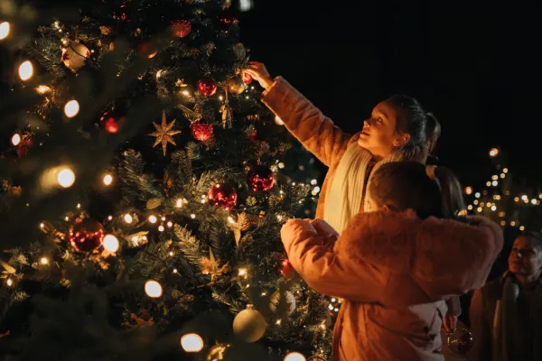 Za velik del svetovnega prebivalstva je 25. december povsem običajen delovni dan &ndash; ponekod pa je celo predmet omejitev ali prepovedi. Foto: Canva