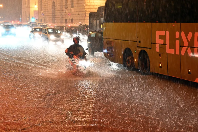 Italija, Trst, 02.09.2025 02. september 2025Poplave v Trstu zaradi močne nevihte, narava, mesto, poplave, ceste,prometFoto:Damjan Balbi/F.A.Bobo