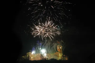 Vstop v leto 2026 je v mestih potekal ob zabavnem glasbenem programu. Foto: BOBO