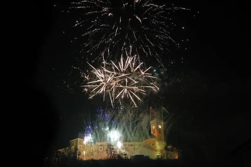 Vstop v leto 2026 je v mestih potekal ob zabavnem glasbenem programu. Foto: BOBO