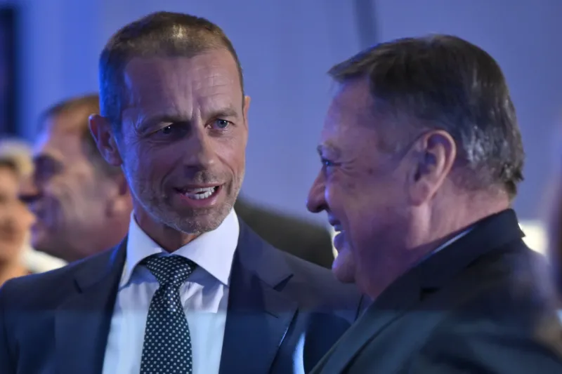 Slovenija, Ljubljana, 12.01.2023, 12. januar 2023 Podelitev naziva Delova osebnost leta 2022 v Cukrarni na Poljanskem nasipu. Aleksander ?eferin in Zoran Jankovi? Delova osebnost leta 2022 je Marjan PipenbaherFoto: ?iga ?ivulovi? jr./BOBO