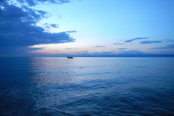 Slovenija, Fiesa, 12.06.2013, 12. Junij 2013 Mirno vecerno slovensko morje po katerem se pelje coln potapljaskega kluba. Narava, vecer, oblak, voda, Foto: Ziga Zivulovic jr./Bobo