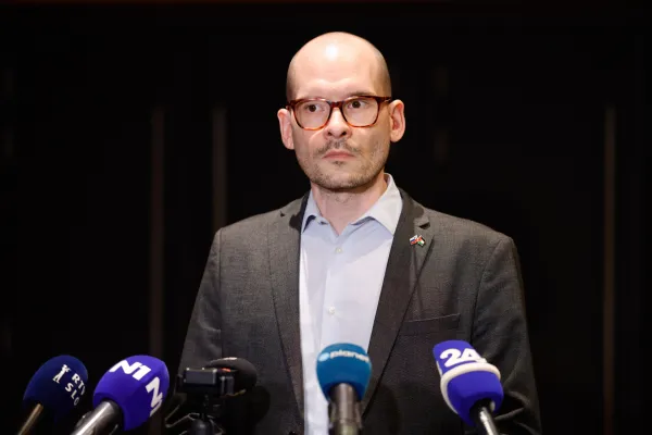 Slovenija,Ljubljana, 18.07.2025, 18.Julij 2025 Izredna seja DZ, na kateri bodo obravnavali predlog sklepa o razveljavitvi sklepa DZ, da se razpi&scaron;e posvetovalni referendum o povi&scaron;anju obrambnih izdatkov,politika,Janez Jan&scaron;a, Janez Cigler Kralj, Nata&scaron;a Av&scaron;ič Bogovič, Jani Prednik, Matej VatovecFoto:Borut Živulović/F.A.Bobo