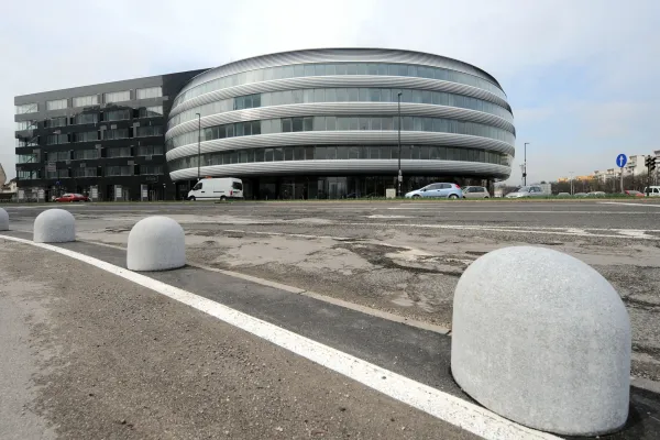 Slovenija, Ljubljana, 01.04.2010, 01. April 2010 Nova poslovna stavba Rotonda zanimive oblike stoji nasproti World Trade centra ob avtocesti za Bezigradom. Arhitektura, poslovna stavba, ljubljanaFoto: Bor Slana/Bobo