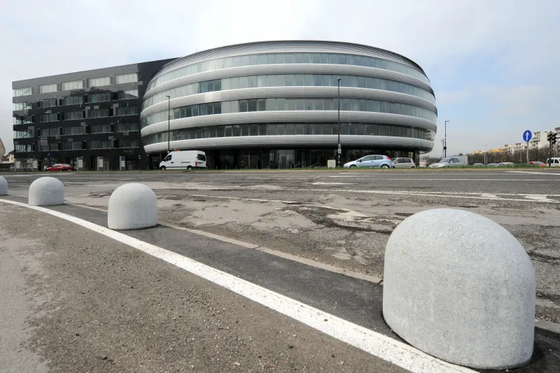 Slovenija, Ljubljana, 01.04.2010, 01. April 2010 Nova poslovna stavba Rotonda zanimive oblike stoji nasproti World Trade centra ob avtocesti za Bezigradom. Arhitektura, poslovna stavba, ljubljanaFoto: Bor Slana/Bobo