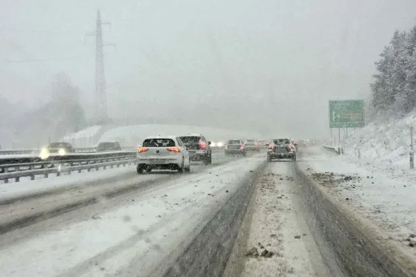 Na Dars pravijo, da so nesreče pomembno vplivale na izvajanje zimske službe ter posledično tudi na pretočnost avtocest in hitrih cest. Foto: PU Kranj
