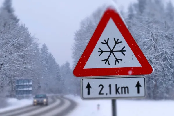 Poledica in ponekod žled otežujeta promet.  Foto:Srdjan Zivulovic/Bobo