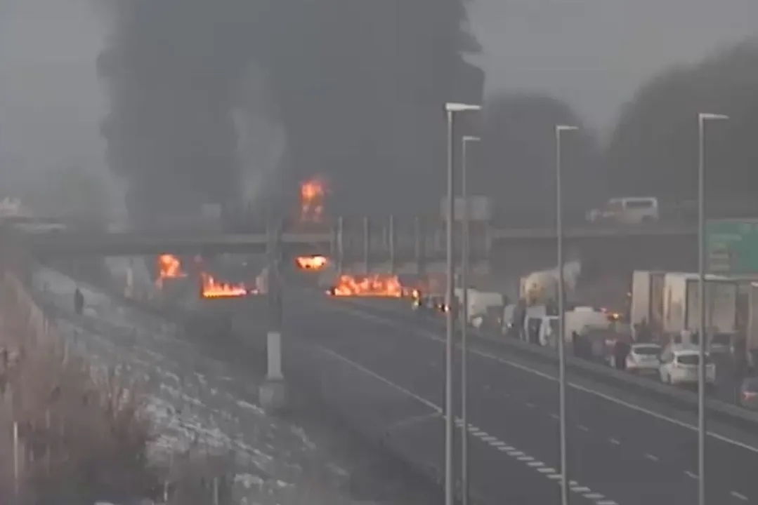 Po hudi nesreči na štajerski avtocesti je izbruhnil še požar