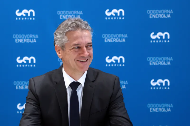 Si Robert Golob ureja zlato padalo?