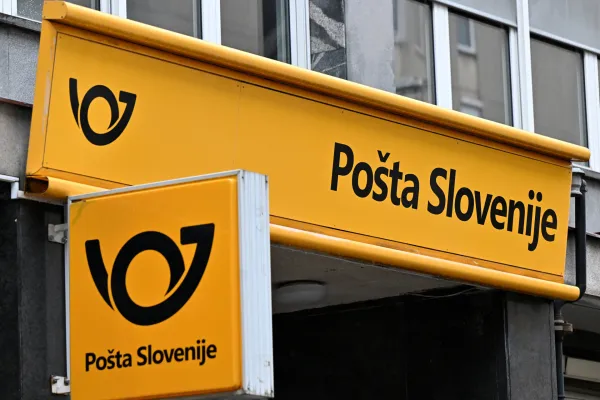 Slovenija, Ljubljana, 20.11.2024, 20. november 2024Detajl, napis, znak, simbol, po&scaron;ta Slovenije, paketomati, po&scaron;te, po&scaron;tarji, Foto:Žiga Živulović jr./Bobo