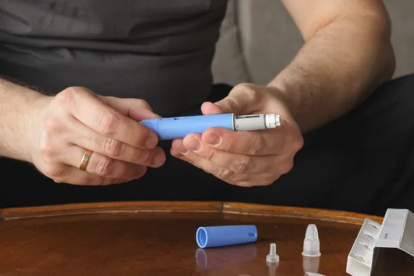 Zdravila za huj&scaron;anje bi lahko vplivala na ceno letalskih vozovnic. Foto: Canva