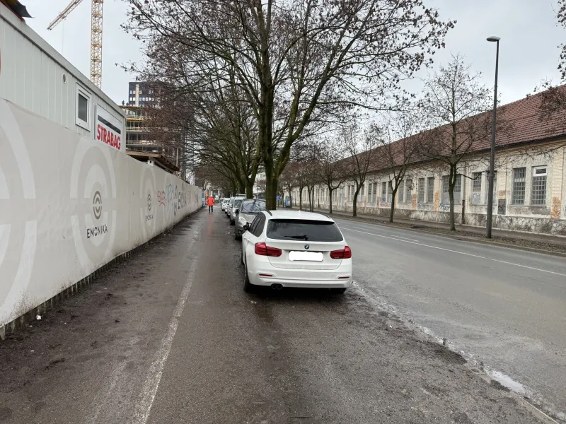Od zelenic na Vilharjevi cesti zaradi parkiranja osebnih vozil ni ostalo kaj veliko, kolesarske steze pa so večinoma nedostopne kolesarjem.Foto: uredni&scaron;tvo