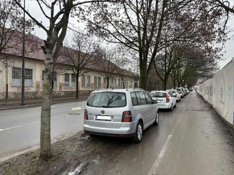 Od zelenic na Vilharjevi cesti zaradi parkiranja osebnih vozil ni ostalo kaj veliko, kolesarske steze pa so večinoma nedostopne kolesarjem.Foto: uredni&scaron;tvo