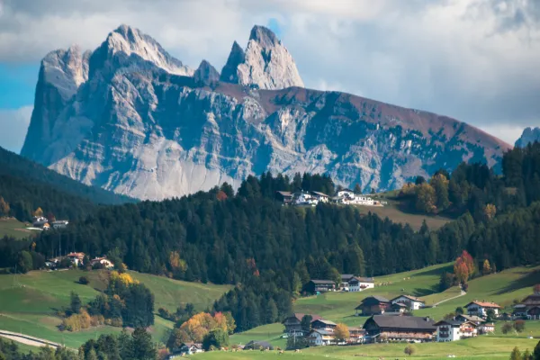 Majhna vasica v osrčju Dolomitov, ki je zaradi družbenih omrežij postala svetovna senzacija, uvaja stroge ukrepe za zajezitev množičnega turizma. Foto: Canva