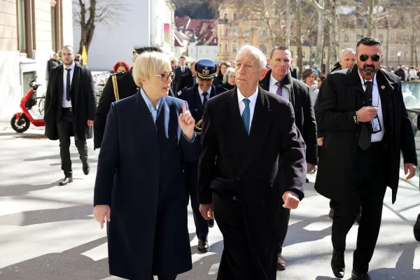Ljubljana, Kongresni trg.Uradni obisk portugalskega predsednika Marcela Rebela de Souse.Ceremonial polaganja venca k Spomeniku vsem zrtvam vojn in z vojnami povezanim zrtvam.