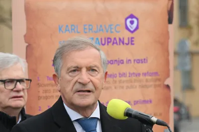 Slovenija, Ljubljana, 16.12.2025, 16. december 2025 Predsednik stranke Zaupanje Karl Erjavec je "pribil" deset tez na vrata parlamenta kot poziv k novi slovenski reformaciji. politika,strankeaFoto:?iga ?ivulovi? jr/F.A.BOBO