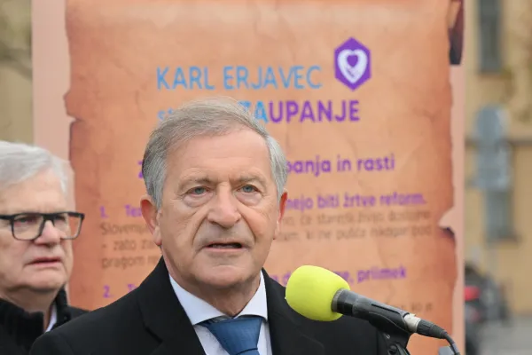 Slovenija, Ljubljana, 16.12.2025, 16. december 2025 Predsednik stranke Zaupanje Karl Erjavec je "pribil" deset tez na vrata parlamenta kot poziv k novi slovenski reformaciji. politika,strankeaFoto:?iga ?ivulovi? jr/F.A.BOBO