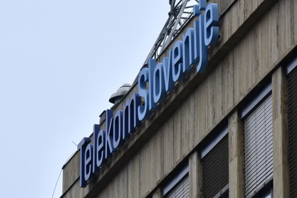 Slovenija, Ljubljana, 29.01.2021, 29. januar 2021 Detajl, simbol, Telekom Slovenije, tabla, napis, Foto: Žiga Živulovič jr./BOBO 