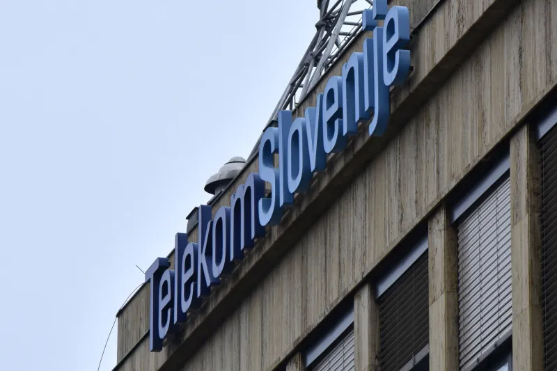 Slovenija, Ljubljana, 29.01.2021, 29. januar 2021 Detajl, simbol, Telekom Slovenije, tabla, napis, Foto: Žiga Živulovič jr./BOBO 