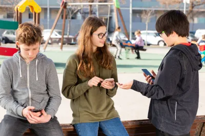 Skrb vzbujajo predvsem vplivi digitalnih vsebin na razvoj otrok ter možnost zasvojenosti. Foto: Canva