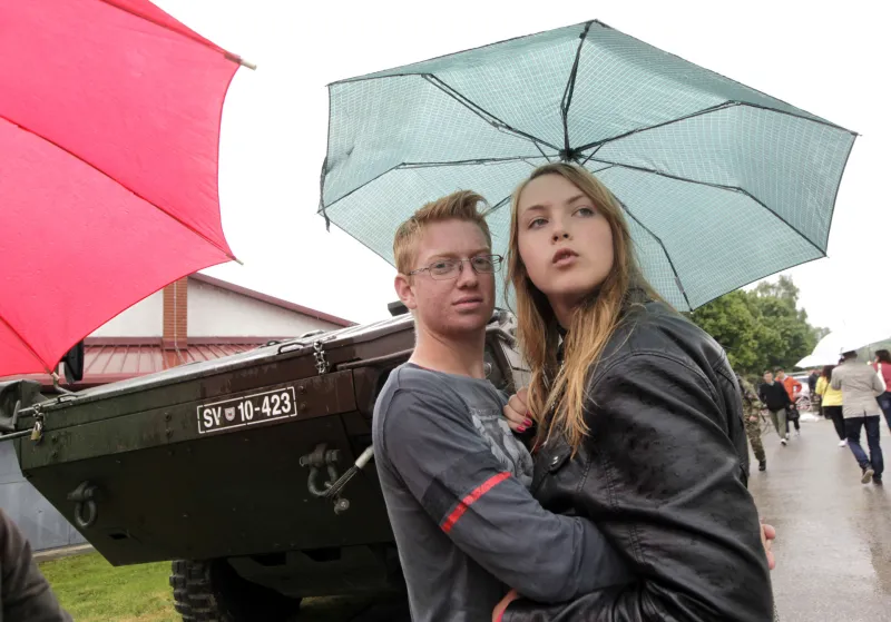 Slovenija, Murska Sobota, 15.05.2015, 15. Maj 2015Mlad par, objet, opazuje dogajanje na osrednji prireditvi ob dnevu Slovenske vojske, ki poteka na sportnem letaliscu Rakican v Murski Soboti. Dogodek, Slovenska vojska, dezniki, Foto: Srdjan Zivulovic/BOBO 