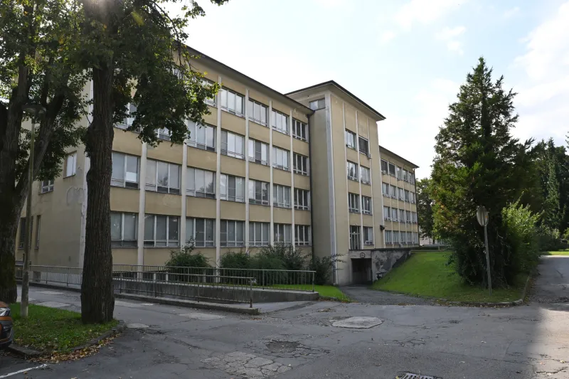 Slovenija, Ljubljana, 20.09.2024, 20. september 2024Prostor ob bolnici Petra Držaja v &Scaron;i&scaron;ki, kjer naj bi zgradili tretji trakt oz. severni prizidek. V tretjem traktu bo deloval Nacionalni center za izredne razmere. Zdravstvo, prostor za gradnjo,Foto:Žiga Živulović jr./BOBO