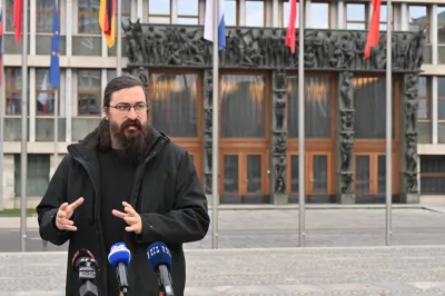 Slovenija, Ljubljana, 07.11.2025, 07. november 2025Jasmin Feratovič in Nejc &Scaron;kof na novinarski konferenci predstavnikov političnih strank Zeleni Slovenije in Pirati predstavljata svoja stali&scaron;ča do novega zakona o omejeni rabi konoplje. PolitikaFoto: Žiga Živulović jr./F.A.Bobo