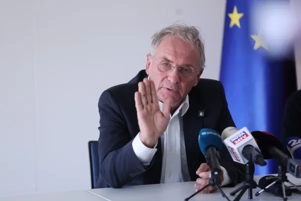 Ale&scaron; Hojs pravi, da če se kdo hvali s tem, da ima njegovo telefonsko &scaron;tevilko, to ni njegova izdaja. Foto: Borut Živulović/F.A.Bobo