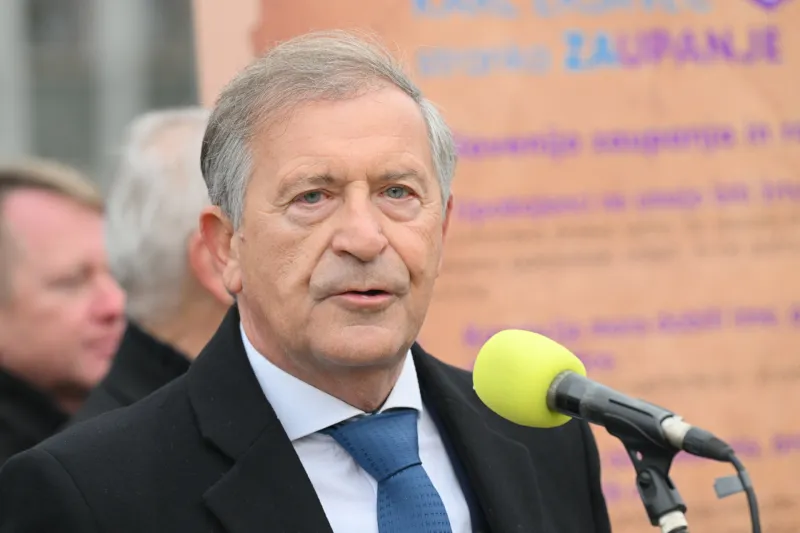 Slovenija, Ljubljana, 16.12.2025, 16. december 2025 Predsednik stranke Zaupanje Karl Erjavec je "pribil" deset tez na vrata parlamenta kot poziv k novi slovenski reformaciji. politika,strankeaFoto:?iga ?ivulovi? jr/F.A.BOBO